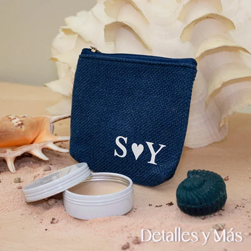 Monedero azul personalizado para bodas con una bálsamo labial