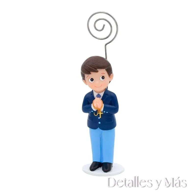 Figura de resina de un niño de comunión con un traje azul ,con pinza de metal para poner fotos