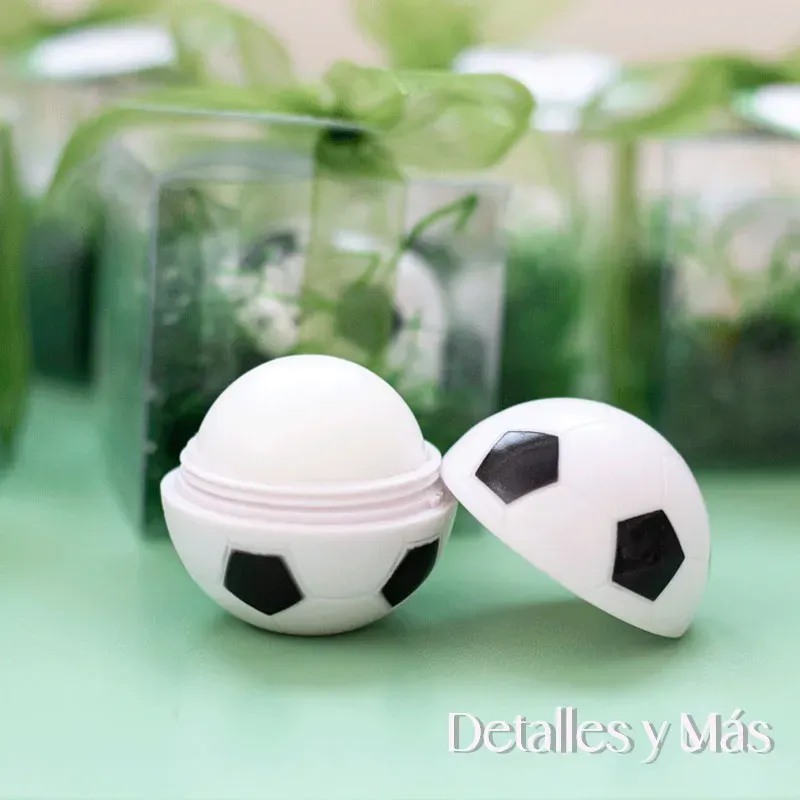 Bálsamo labial en forma de balón de fútbol en caja transparente con lazo y tarjeta personalizada para regalo en comunion