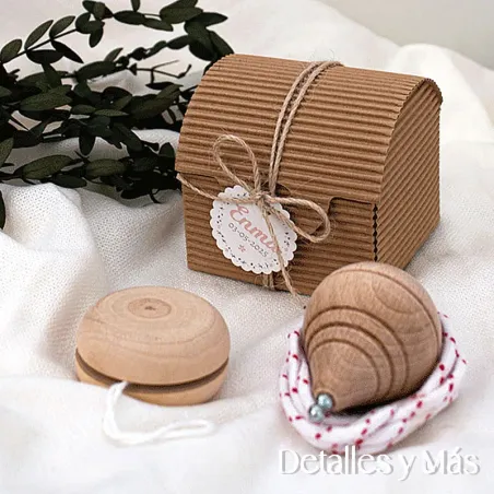 Caja de cartón con peonza y yoyó de madera y tarjeta personalizada