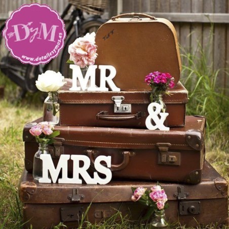 LETRAS DE MADERA MR AND MRS .