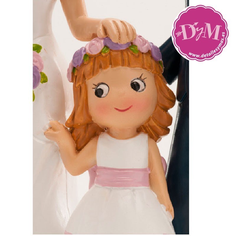 Pareja para bodas con niña