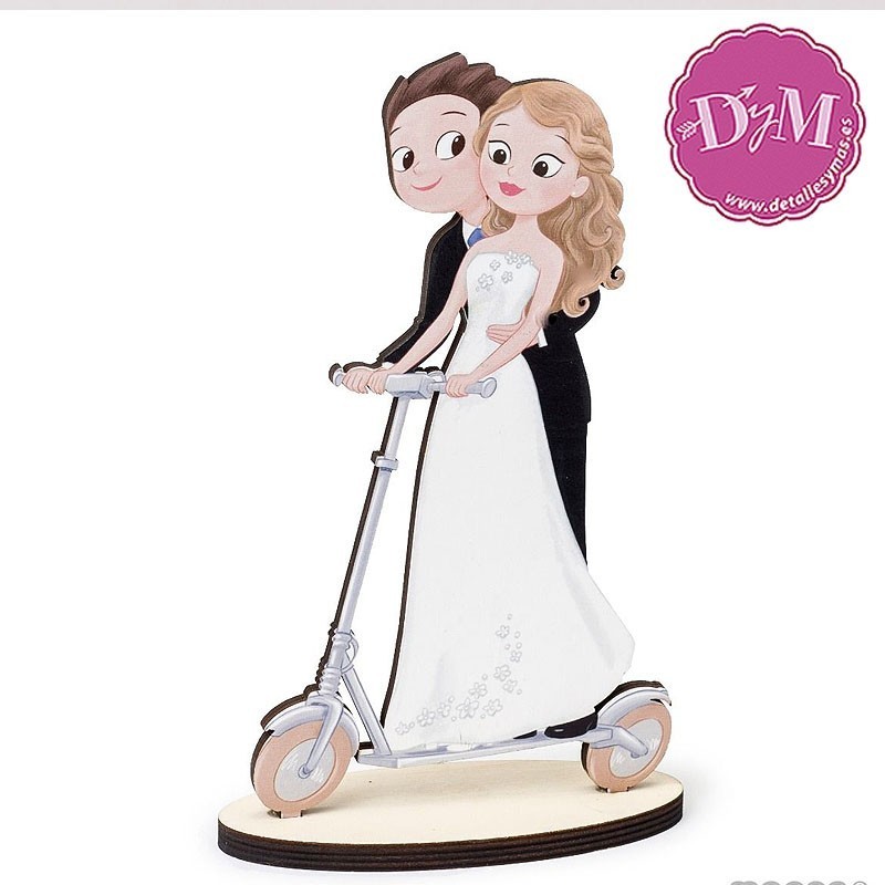 Pareja de tarta en madera Novios en Patinete